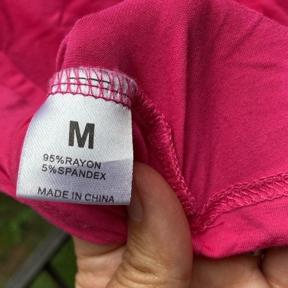 No name brand bright pink long sleeved crop top, low cut front is pilling Sz. M - Picture 6 of 7